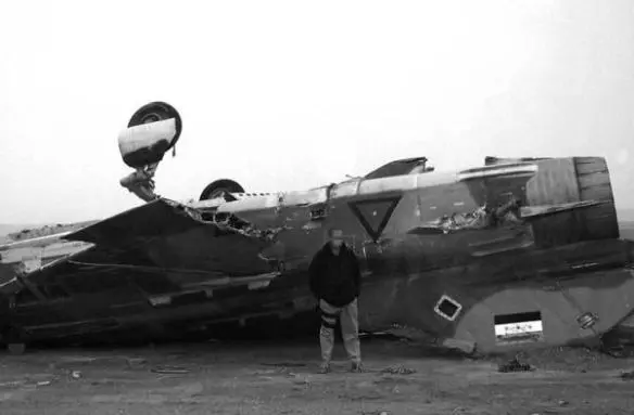 Wayne in front of a crashed Iraqi jet near Fallujah Riot in Samawah Im just - фото 5