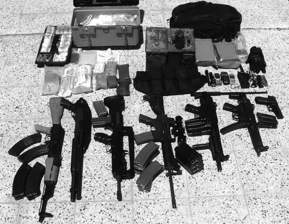 Individual equipment for each contractor including medical kit top left and - фото 10