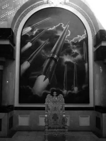 Tasteful décor in the palace gilt thrones and murals of scuds Me with covert - фото 15