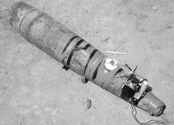 An insurgent IED made from an artillery shell This can then be disguised - фото 25