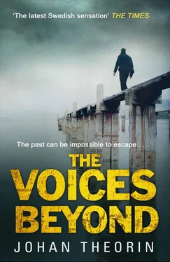 Юхан Теорин The Voices Beyond обложка книги