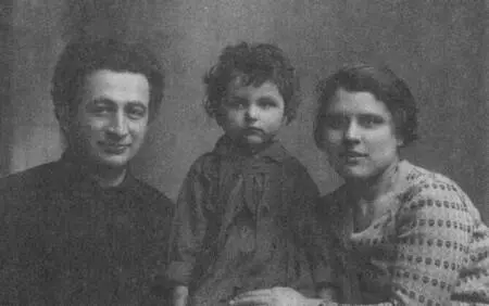 Родители с дочерью Энергией Школьница ЭнергияНея Студентка ГИТИСа - фото 5