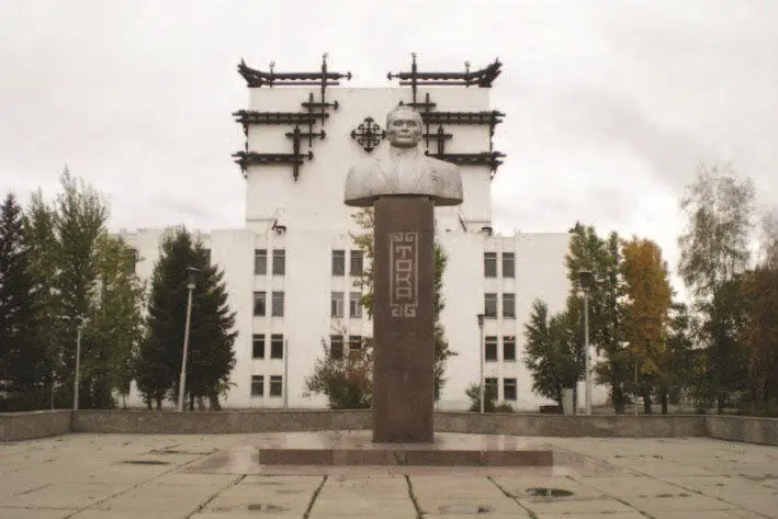 Памятнику который и сегодня стоит в центре Кызыла Тувинский философ Аамажаа - фото 356