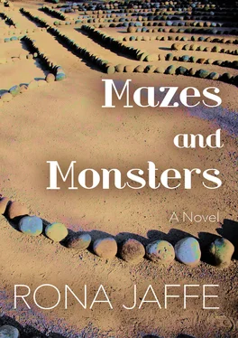 Rona Jaffe Mazes and Monsters обложка книги