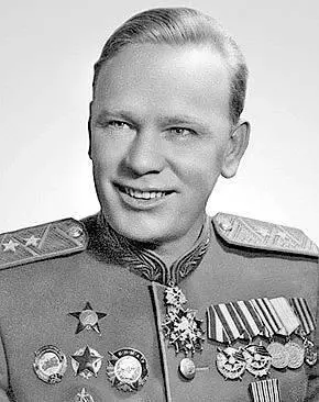 Генерал Фитин На правой стороне груди видна и высшая награда независимой тогда - фото 9