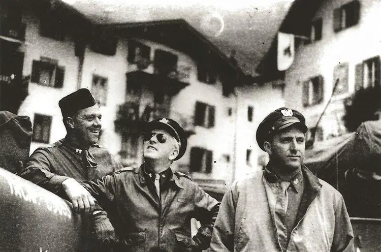 Shaw as a warrantofficer in Austria in 1945 with Signal Corps Captain Josh - фото 87