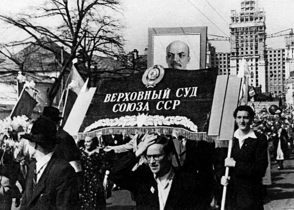 Убежденный коммунист он никогда не пропускал праздничные демонстрации 1952 - фото 29