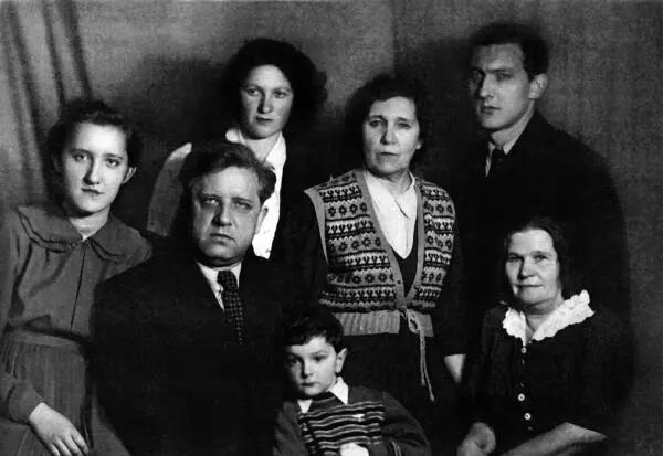 Семья отца в полном составе меня тогда еще не было Слева направо тетя Лена - фото 31