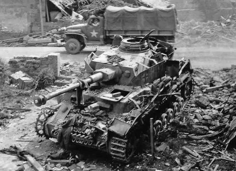 Panzer IV Clarence tried to dissuade him It wasnt worth looking inside and - фото 8