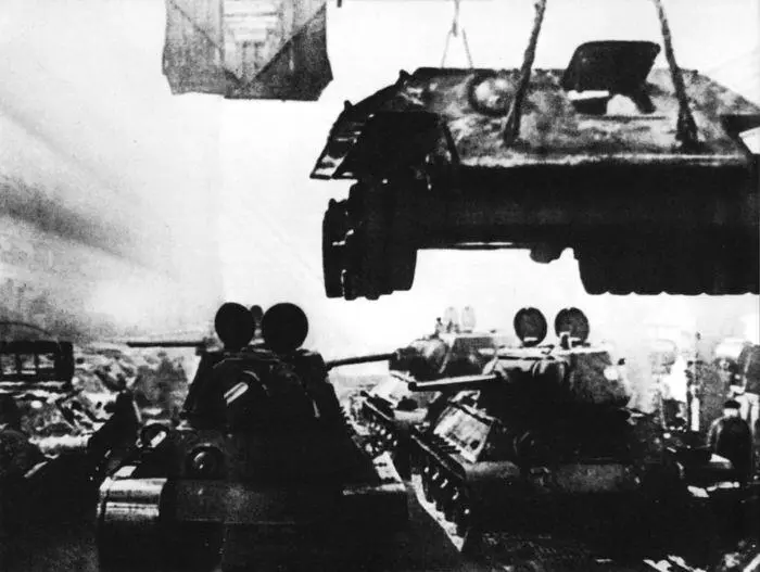 Танковые заводы страны увеличивали выпуск грозных машин С середины 1941 г по - фото 82