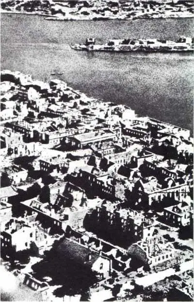 Разрушенные кварталы Севастополя Только с 2 по 7 июня 1942 г гитлеровцы - фото 373
