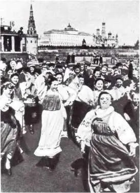 Москва ликовала Днем москвичи встречали у Белорусского вокзала первые - фото 682