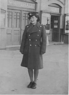 Adelaide aged eighteen in her WAAF uniform Bob Brown MidUpper Gunner - фото 3