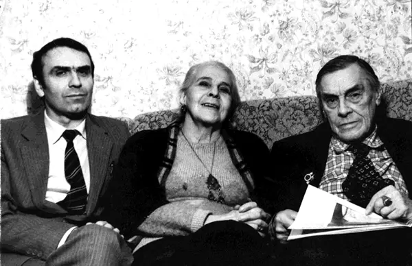 Феликс Медведев с Арсением Тарковским и его супругой На другой день я раскрываю - фото 4