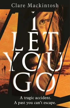 Clare Mackintosh I Let You Go обложка книги