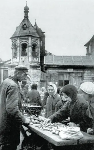 Торг у закрытой Пятницком церкви в г Сергиеве Посаде Фото 1920х годов - фото 6