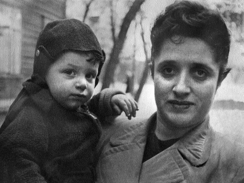 С мамой в нашем дворе 1956 год Наш деревянный дом у Палихи давно снесли - фото 10