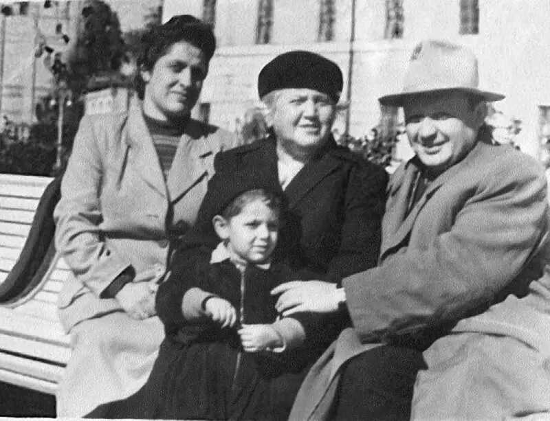 С мамой папой и бабой Розой на Патриарших прудах 1957 год Старший брат все - фото 11
