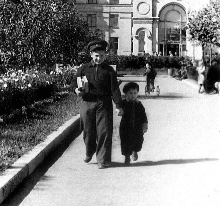 Старший брат все школьные годы был круглым отличником 1957 год До школы - фото 12
