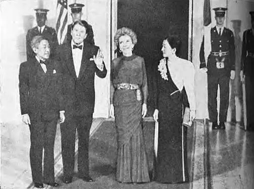 Наследный принц Акихито с супругой во время визита в США в 1988 г - фото 6