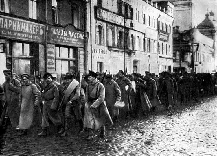 Рабочий продовольственный отряд перед отправкой в деревню Москва 1920 г - фото 33