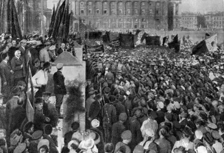 В И Ленин выступает на митинге в день открытия II конгресса Коминтерна - фото 117