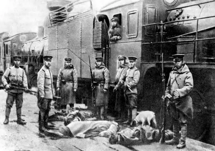Японские интервенты у трупов расстрелянных ими рабочихжелезнодорожников - фото 122