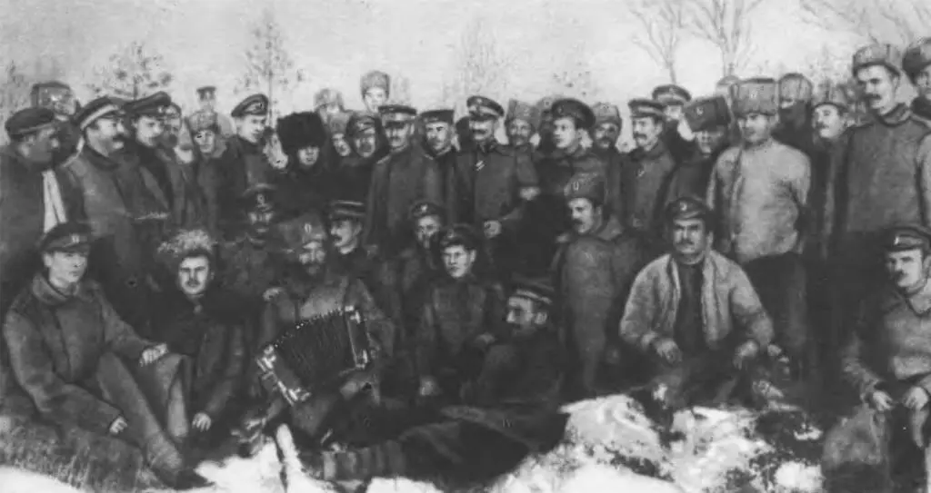 Братание русских и германских солдат на фронте Декабрь 1917 г Фото - фото 15