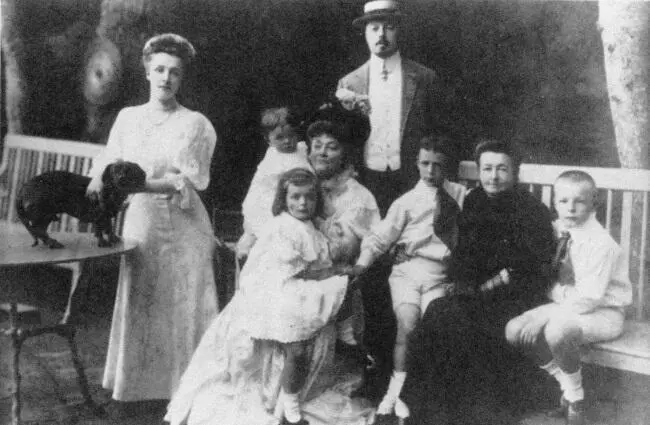 Семья Набоковых в Выре летней усадьбе под Петербургом 1907 г Слева направо - фото 61