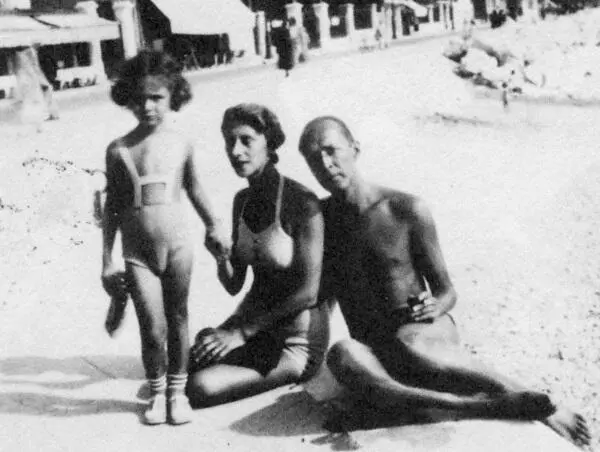 Набоков с семьей на пляже в Каннах 1937 г Владимир и Вера Набоковы Уэллсли - фото 76
