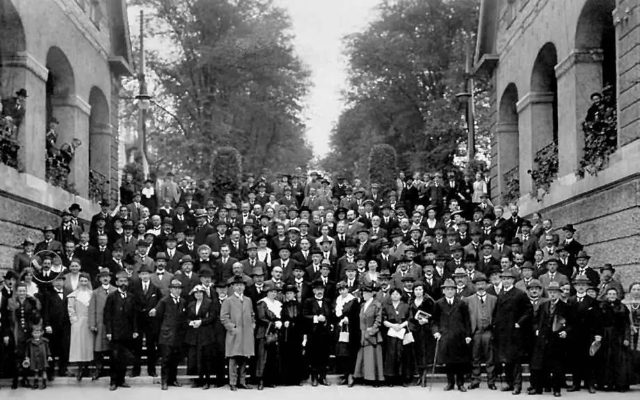 СОБРАНИЕ НЕМЕЦКИХ ФИЗИКОВ И ДРУГИХ УЧЕНЫХ В БАДНАУХАЙМЕ 1920 г За что - фото 50