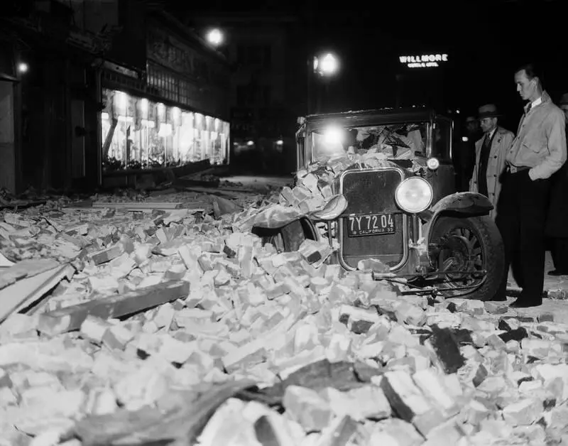 ЗЕМЛЕТРЯСЕНИЕ ЛОСАНДЖЕЛЕС 10 МАРТА 1933 г Бедняжка Марго в ужасе Чудом ей - фото 60