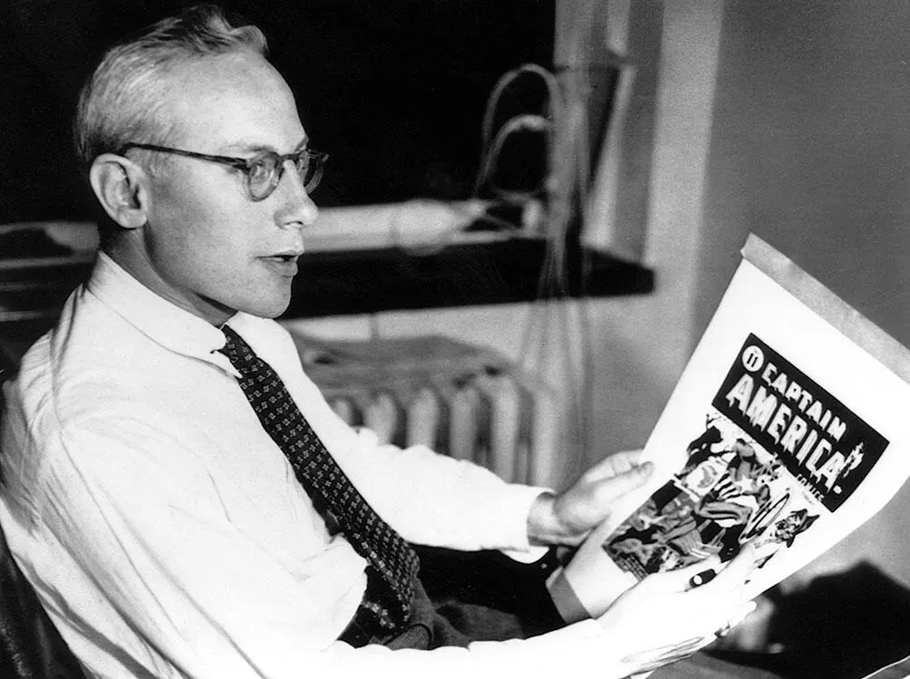 Издатель Marvel Comics Мартин Гудмен около 1941 г держащий в руках 11й - фото 2