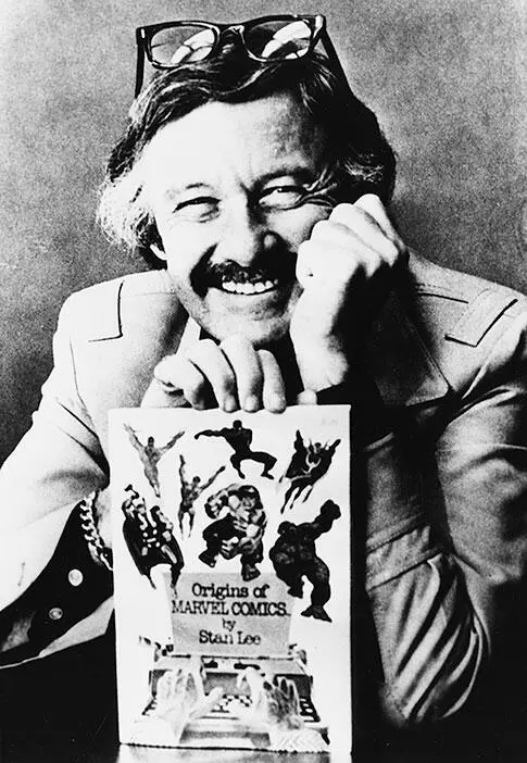 Ли со своей книгой The Origins of Marvel Comics 1974 г Stan Lee Papers - фото 4