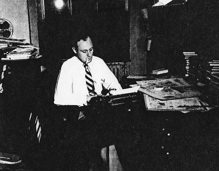 Ли за своим письменным столом около 1950 г Stan Lee Papers Box 145 - фото 5