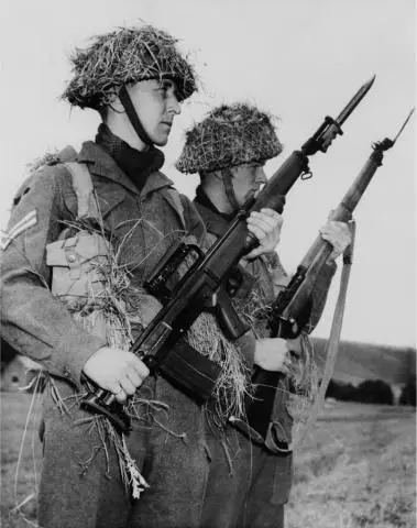 British soldiers armed with the newly issued EM2 rifle and its predecessor - фото 7