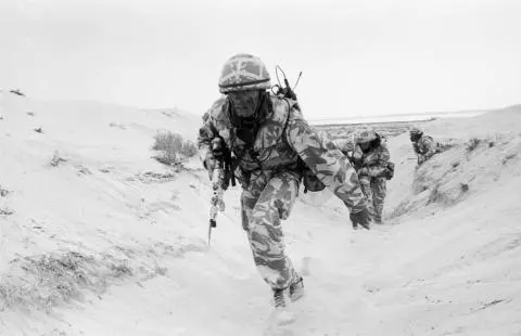 British infantry of The Staffordshire Regiment storm a trench system during a - фото 25