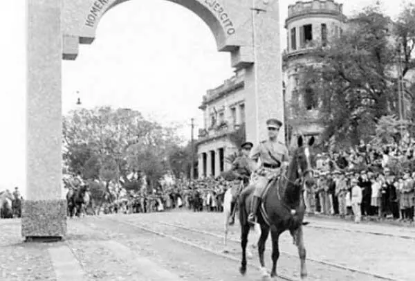 С самого начала войны этот честолюбивый полковник старался так организовать - фото 96