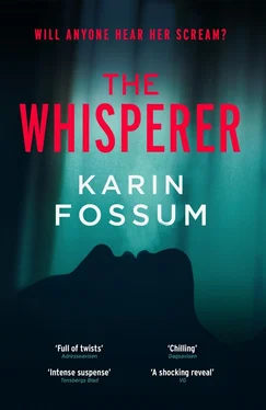 Карин Фоссум The Whisperer обложка книги