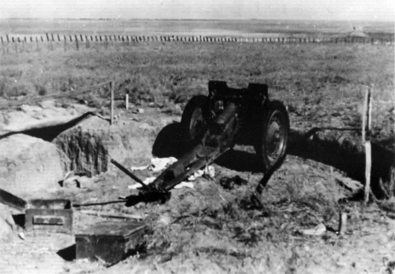 Позиция советской 76мм полковой пушки обр1927 г на Перекопе NARA - фото 6