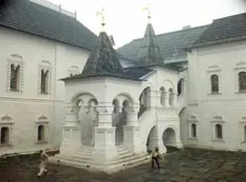 Бунша и Жорж выбегают во двор Погоня Опричник Живьем брать демонов - фото 258