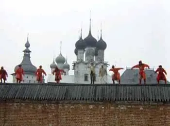 Жорж делает обманное движение как будто собирается прыгать вниз Опричники - фото 273
