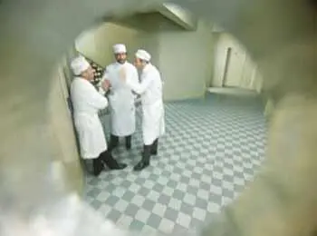 Вид в дверной глазок Медработники Шурик снял белый халат и бросил его на - фото 611
