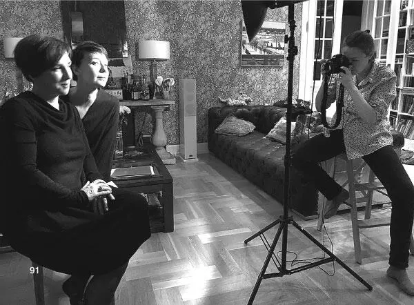 Фотограф Ольга Павлова снимает для обложки этой книги Примечания 1 В 1992 - фото 92
