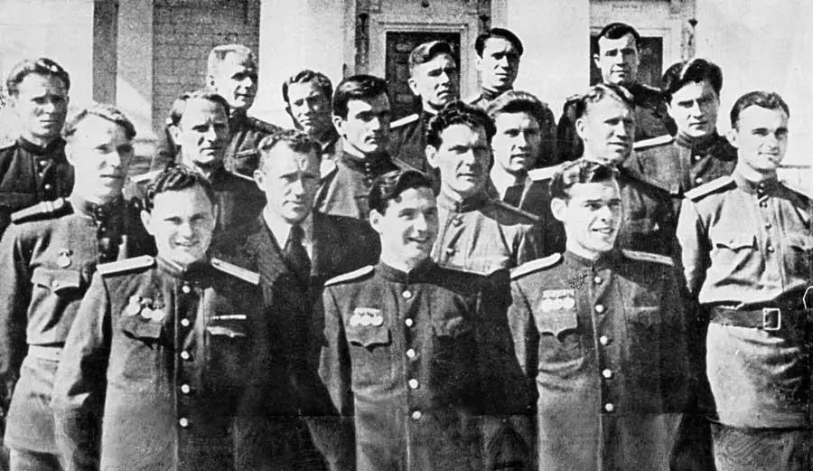 22121923 года в РабочеКрестьянской Красной Армии введено обязательное - фото 73