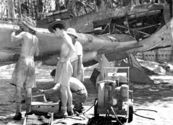 Ремонт Харрикейна IID на острове Акьяб у берегов Бирмы 1942 г В Бирме - фото 183