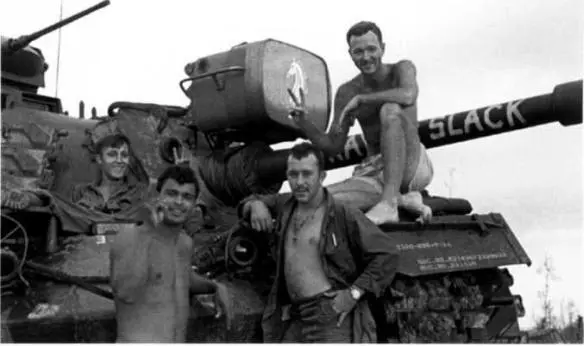 The crew of Pray For Slack Standing Bob Steele Bob Truitt Driver and - фото 18
