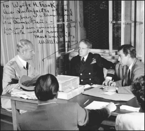 Wolfe Frank right and Judge Michael Musmanno centre interrogating - фото 51