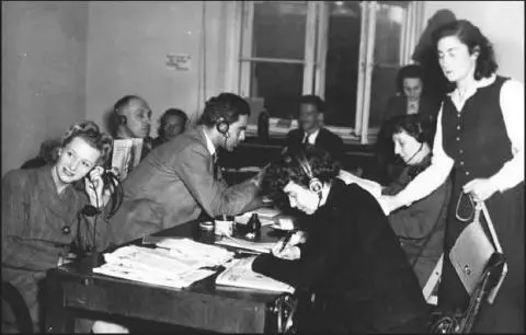 Wolfe Frank and other interpreters following proceedings whilst awaiting their - фото 67