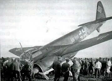 Подбитые и поврежденные в первый день войны германские Ju 88 из состава III - фото 38
